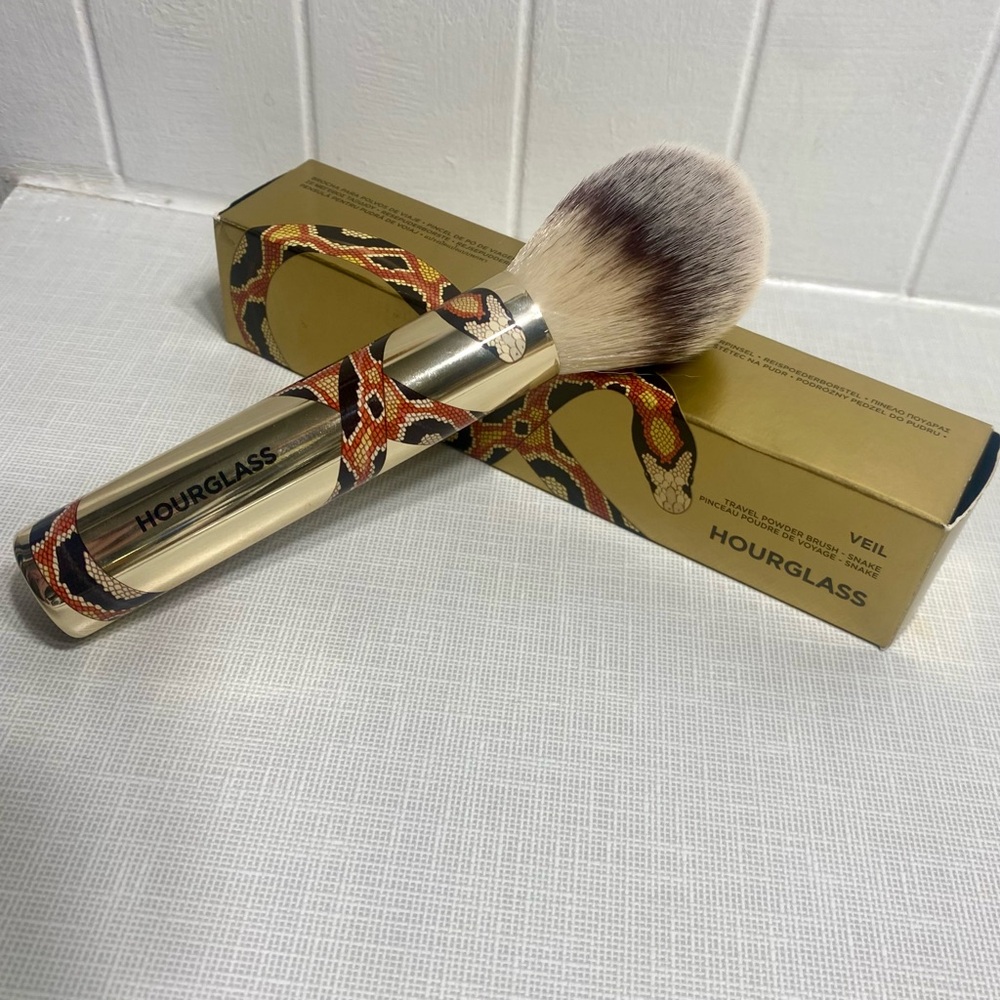 Hourglass Cosmetics Snake Travel Powder Brush
